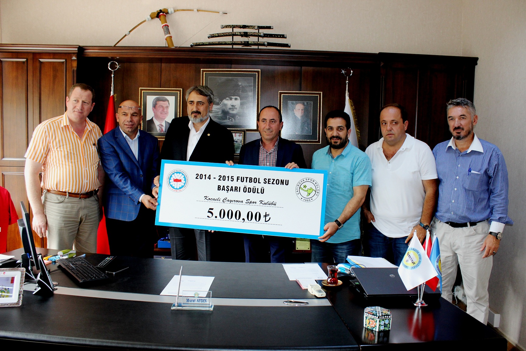 KASKF Başkanı Murat Aydın 5.00.00 TL ödülünü Çayırovaspor kulüp Başkanı Murat Gültekine verdi.jpg